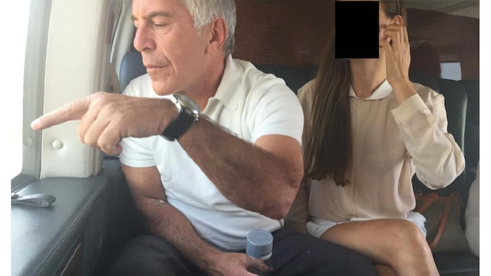 Photo montrant Jeffrey Epstein dans un avion accompagné d'une femme non identifiée.
