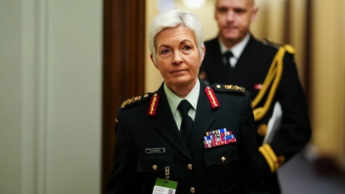 Jennie Carignan marche dans un corridor.