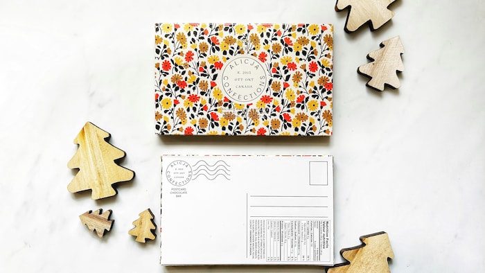 2 barres de chocolat d'Alicja Confections qui ressemblent à des cartes postales.