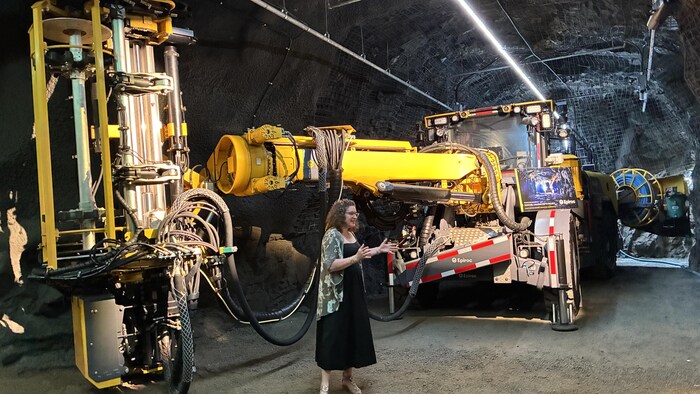 Jennifer Beaudry, devant une énorme foreuse de production.