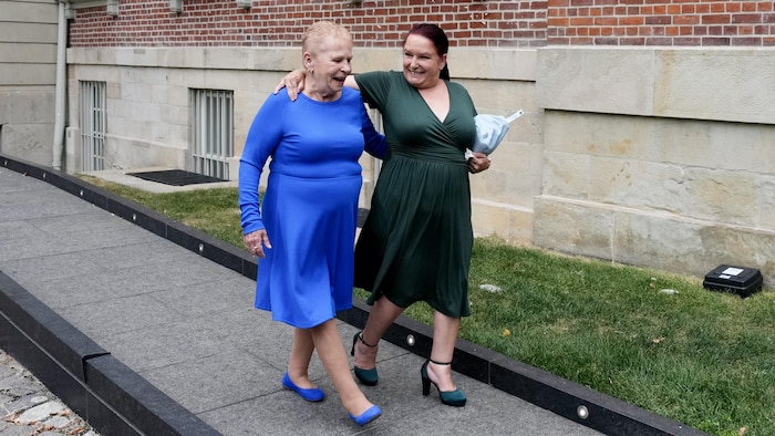 Jennifer Gaskin (à droite) quitte la Cour d'appel de l'Ontario tout sourire en compagnie de sa mère, Barbara Levesque, le mardi 29 septembre 2026.