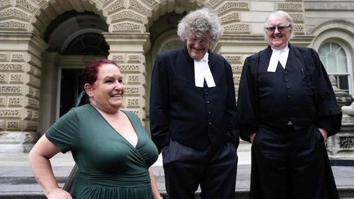 Jennifer Gaskin devant la Cour d'appel de Toronto avec son équipe juridique composée de James Lockyer (au centre) et de Jack Gemmell, le mardi 29 septembre 2026.