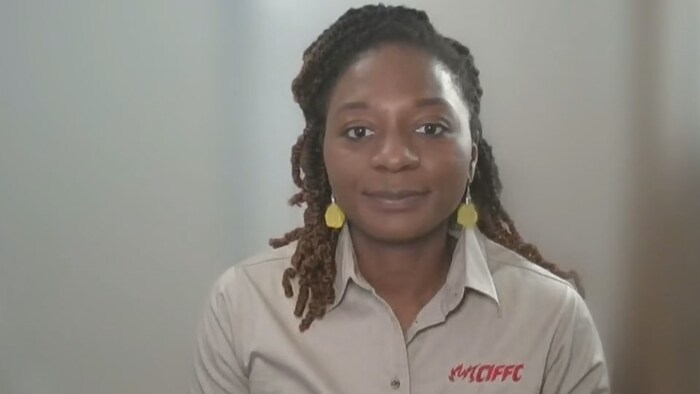 Jennifer Kamau donne une entrevue en visioconférence.
