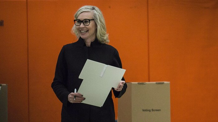 La candidate à la mairie Jennifer Keesmaat sourit après avoir déposé son bulletin de vote à Toronto, le lundi 22 octobre 2018.