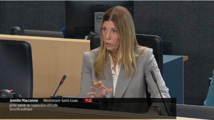 La députée libérale, Jennifer Maccarone, et porte-parole de l'Opposition officielle en matière de sécurité publique a questionné mercredi avant-midi, le ministre de la Sécurité publique Ian Lafrenière sur le moment du déclenchement de l'enquête administrative sur la police de Longueuil et le choix de l'enquêteur par le MSP.