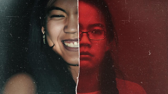 Une affiche de film sur laquelle on voit le visage d’une jeune femme divisé en deux selon son axe vertical. Du côté gauche, elle sourit à pleines dents, à droite, sa photo d’identité judiciaire.