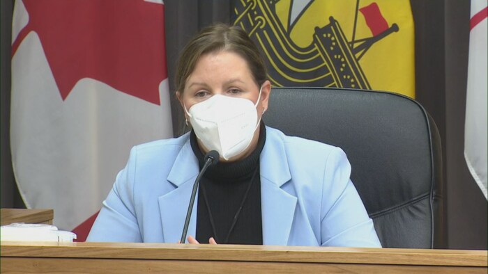 Jennifer Russell avec masque.