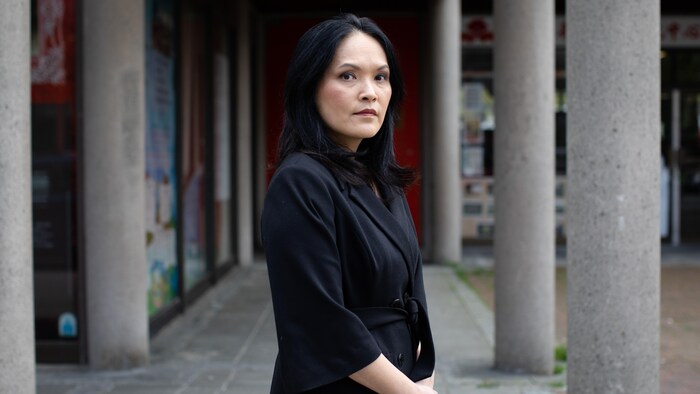 Mme Kwan devant le centre culturel chinois de Vancouver.