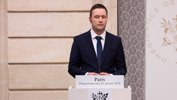 Le premier ministre du Groenland, Jens-Frederik Nielsen, s'adresse aux médias lors de sa rencontre avec le président français Emmanuel Macron et la première ministre danoise Mette Frederiksen à l'Élysée, à Paris, le 28 janvier 2026.