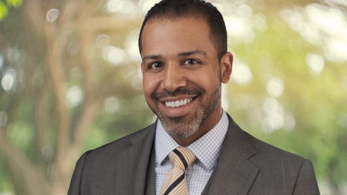 Un portrait de Jeramie Scott.