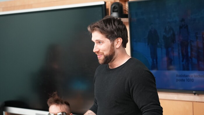 Jérémie Juneau debout s’adresse à son auditoire.