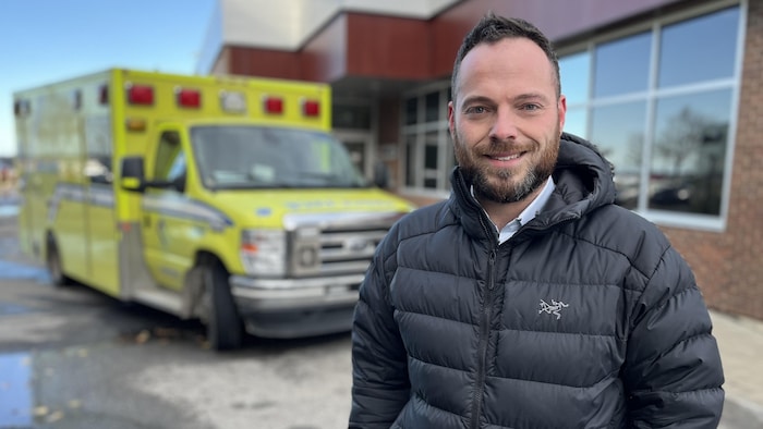 Jérémie est devant son ambulance.
