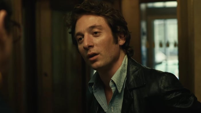 Un homme porte une chemise et une veste en cuir.