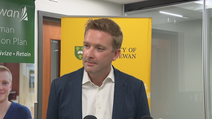 Le ministre de la Santé de la Saskatchewan, Jeremy Cockriill, en train de répondre aux questions des journalistes. 