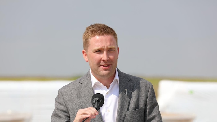Le ministre de la Santé de la Saskatchewan, Jeremy Cockrill, en conférence de presse.