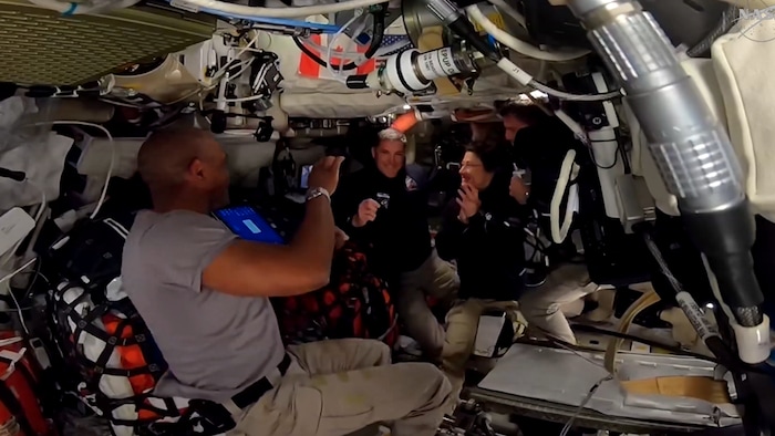 L'équipage de la capsule Orion a remis à Jeremy Hansen son épinglette avec les ailes dorées, que les astronautes obtiennent lors de leur premier voyage dans l'espace.