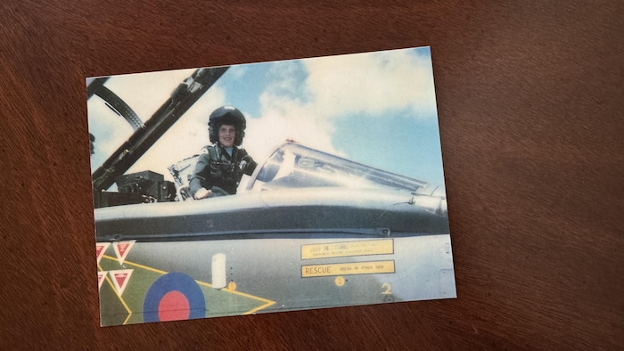 Le jeune Jeremy Hansen dans un avion