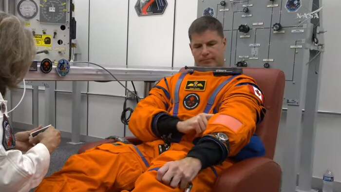 L'astronaute Jeremy Hansen a maintenant enfilé sa combinaison spatiale.