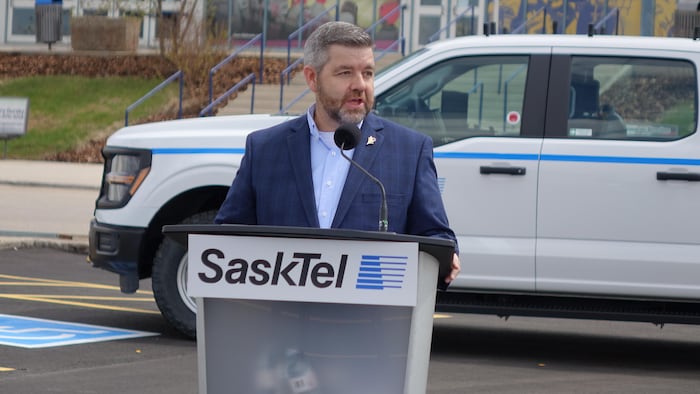 Le ministre responsable de SaskTel, Jeremy Harrison, lors d'une conférence de presse à Saskatoon, le 20 mai 2026.