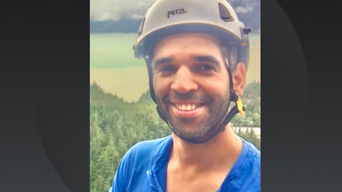 Jeremy Lalande porte un casque et est dans la nature. 