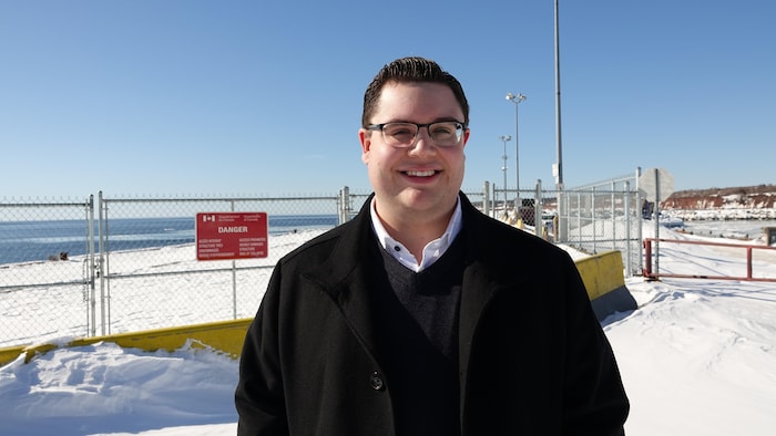 Jérémy Laplante sur le quai de Transports Canada à Paspébiac