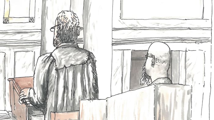 Jeremy Skibicki assis en silence dans le box des accusés, près de ses avocats, au premier jour de son procès, le 29 avril 2024.