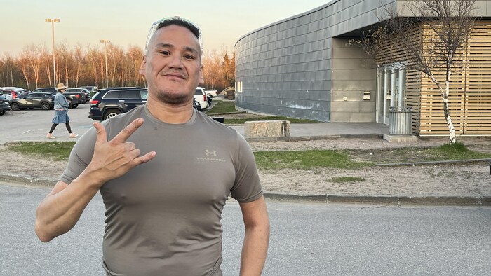 Jérôme Charles St-Onge pose devant la caméra.