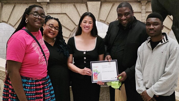 Jérôme Ludovic Bonyoma entouré de sa famille et de la ministre du Travail et de l'Immigration du Manitoba, lors de la remise du prix Mosaic du Manitoba 2025, catégorie «pionnier nouvel arrivant».
