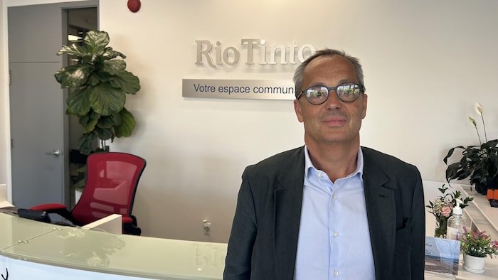 Jérôme Pécresse devant le bureau de l'espace citoyen de Rio Tinto à Arvida. 