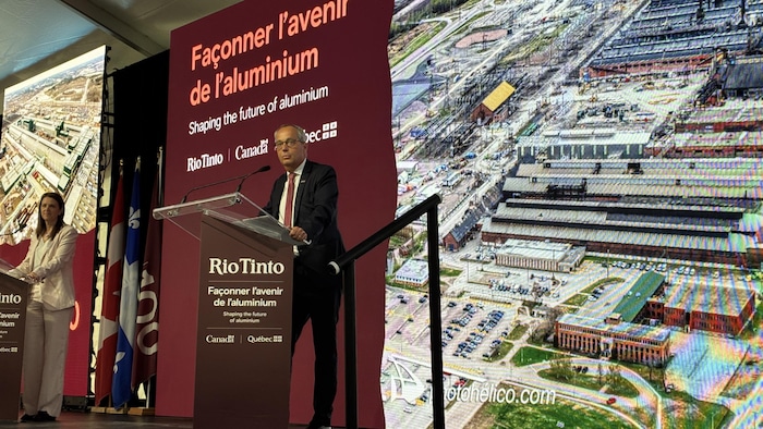 Un homme à un lutrin en conférence de presse