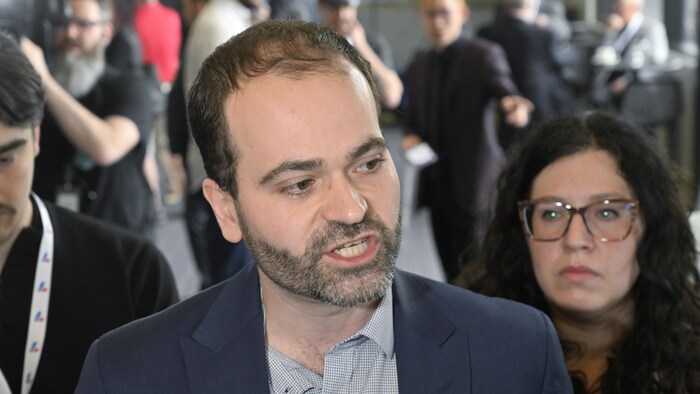 Jérôme Turcotte répond aux questions des journalistes en mêlée de presse.