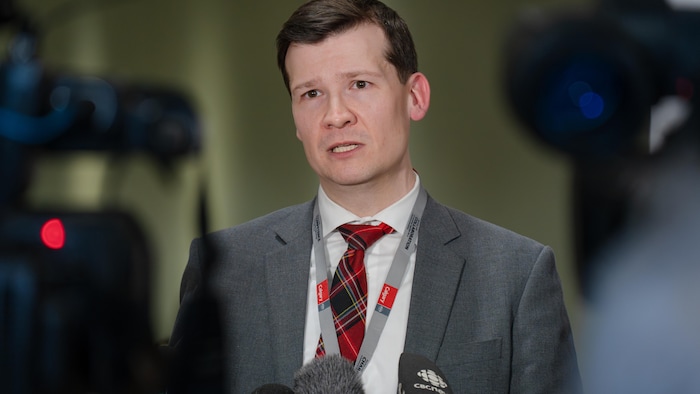 Le maire de Calgary, Jeromy Farkas, s'adresse à des journalistes.