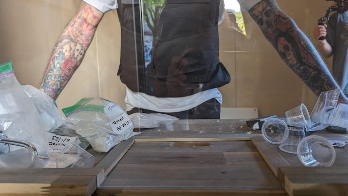 Comptoir de vente de la roulotte, avec des sachets de drogues testées.
