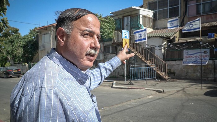 Hashim Salaymeh delante de una casa.