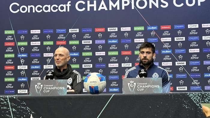 Jesper Sørensen et Brian White tiennent une conférence de presse à la veille d'un match des Whitecaps.