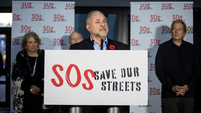  Save our streets, ce qui veut dire SOS, sauvez nos rues. 