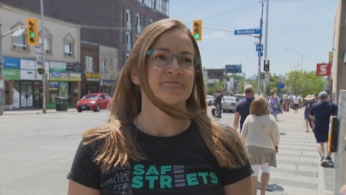 Jess Spieker effectue une entrevue sur une rue passante. 