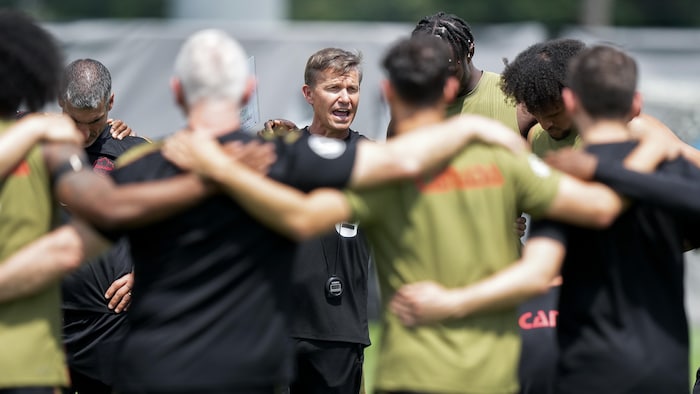 L'entraîneur-chef de l'équipe nationale canadienne, Jesse Marsh, s'adresse à ses joueurs pendant le camp d'entraînement de l'équipe du Canada pour la Coupe du monde, à Charlotte, en Caroline du Nord, le jeudi 28 mai 2026.