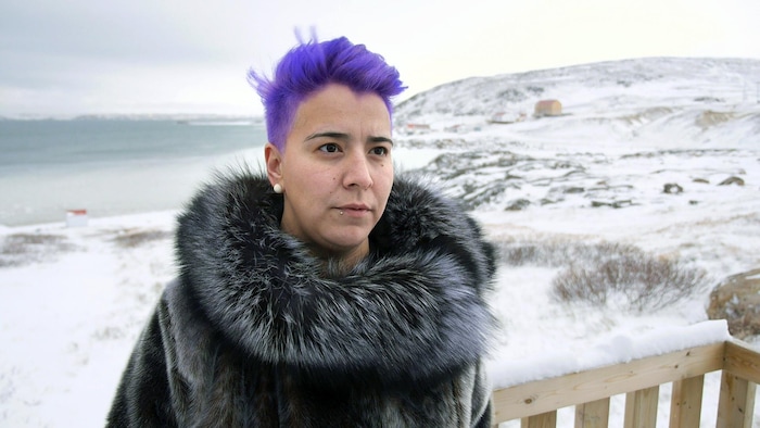 Jesse Mike, une Inuite d'Iqaluit, au Nunavut, décrit les défis auxquels sont confrontés les membres de la communauté LGBTQ de son territoire dans le film « Two Soft Things, Two Hard Things ».