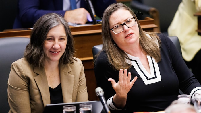 Jessica Bell et sa collègue députée, Catherine Fife, à l'Assemblée législativve de