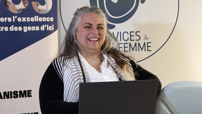 Jessica Boulanger s'adresse à son auditoire.   
