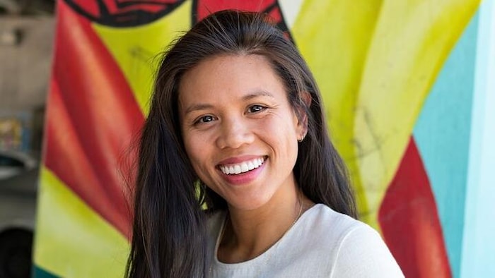 Portrait de Jessica Cheung, souriant.