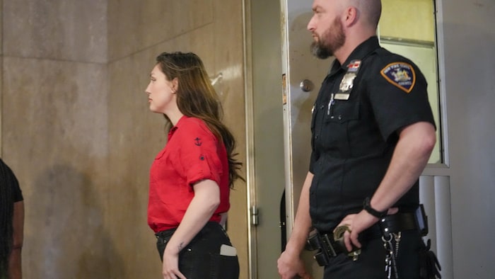 Jessica Mann (à gauche) quitte le tribunal pénal de Manhattan après une audience pour Harvey Weinstein le mercredi 1er mai 2024 à New York.