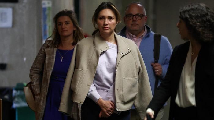 L'actrice américaine Jessica Mann (au centre) arrive au tribunal où elle doit témoigner lors du nouveau procès de l'ancien producteur de cinéma hollywoodien Harvey Weinstein, à la Cour suprême de Manhattan, à New York.