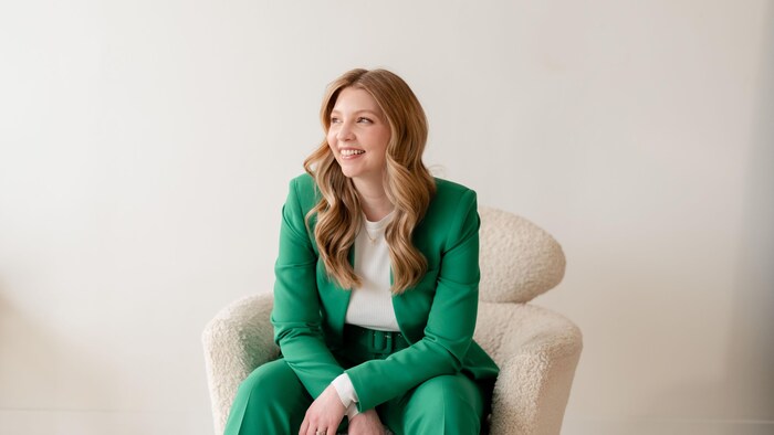 Jessica Moorhouse souriante et assise sur une chaise.
