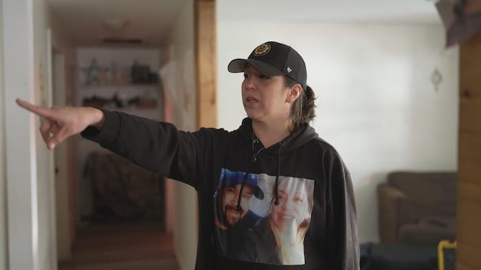 Une femme avec un coton ouaté à l'effigie d'elle et de Bronson Paul. 