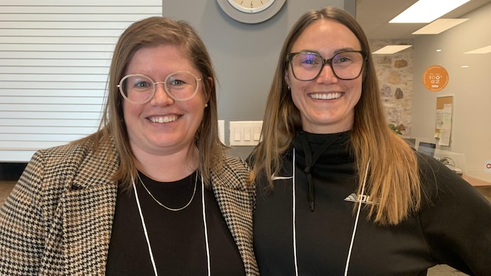 Jessica Petit et Stéphanie Gélinas posent pour la photo.