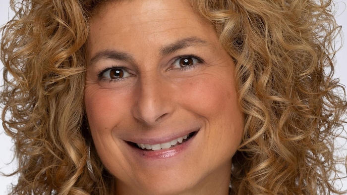 une femme seule souriante