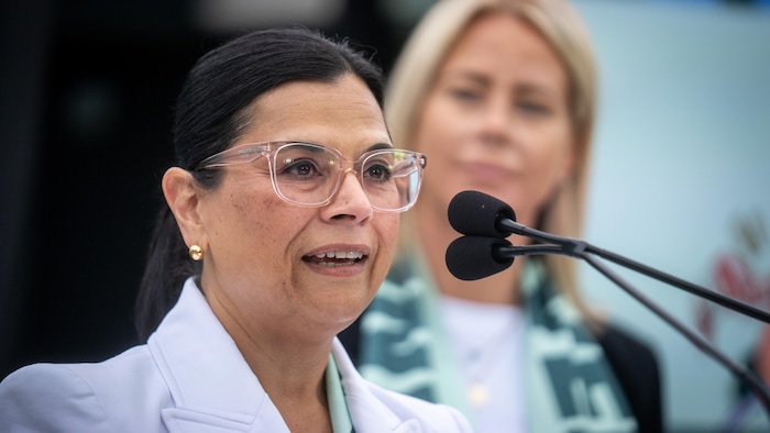 Jessie Adcock parle devant deux micros.