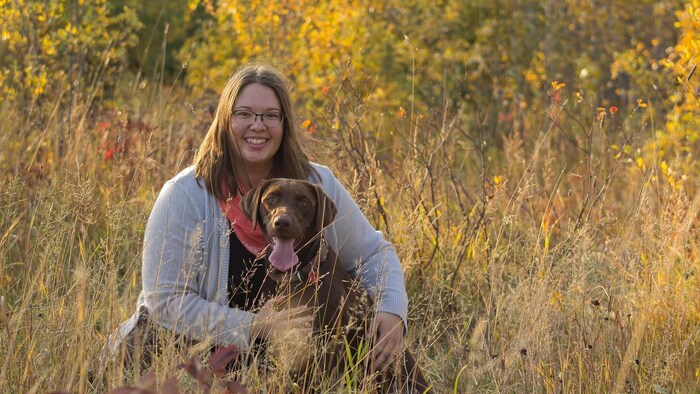 La présidente du comité des services vétérinaires de Hearst, Jessie Lemieux, pose avec un chien.